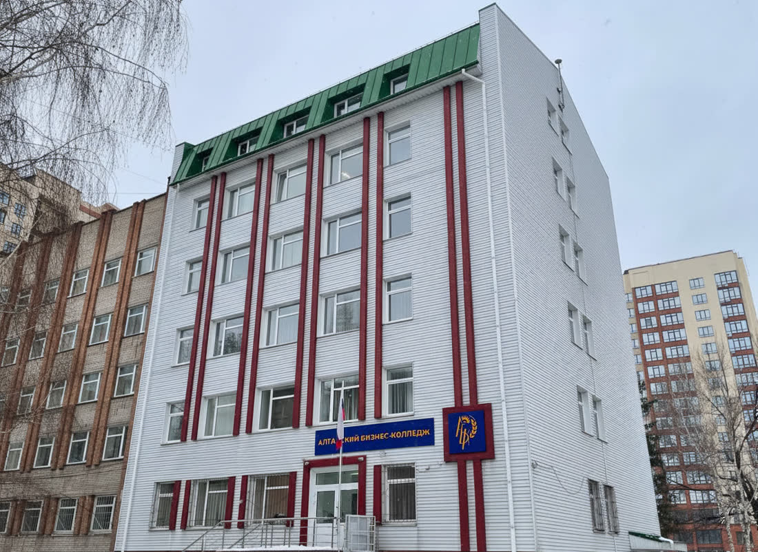 10 лет, 900+ выпускников